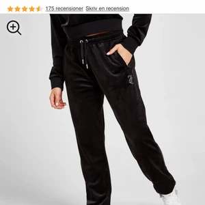 juicy byxor  - Säljer mina jättefina juciy byxor i storlek S från JD sports, jättefin kvalitet, alla paljetter sitter kvar och de är hyfsat nya! Nypris är 780kr, säljer för 500kr! Priset kan diskuteras, skriv privat. Är många intresserade blir det budgivning❤️‍🔥❤️‍🔥