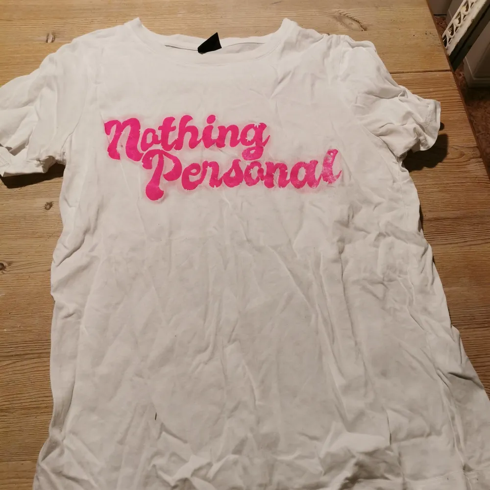 Vit tröja - nothing personal Fin vit tröja från ginatricot i storlek XS. Köptes för 249kr, säljs nu för 50kr. Sparsamt använd. . T-shirts.