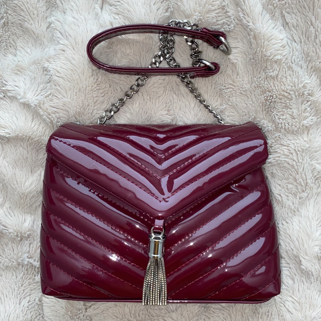Vinröd väska - lackad