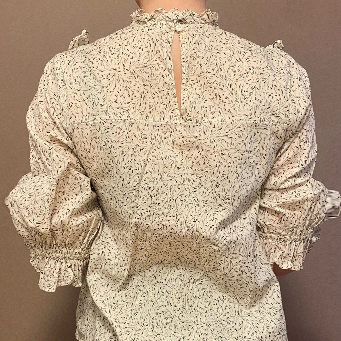 Blommig skjorta med volanger