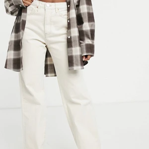 Offwhite jeans ASOS, strl 32 - Vita jeans, har sytt upp dom längst ner så de passar perfekt till en som är 165cm, dragkedjan är lite sönder men de är inte svårt att knäppa (kontakta för att se)🤍 frakt tillkommer