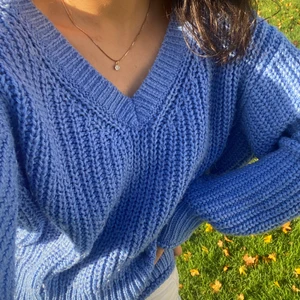 Blå stickad tröja - Blå stickad tröja från H&M! Superfin nu till hösten🍂🤍