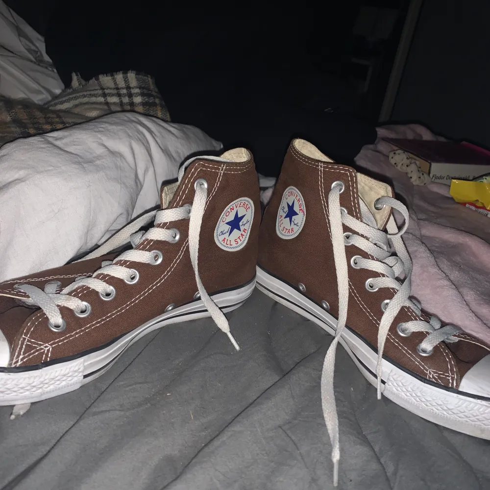 Första bilden är lånad!!!! Ett per bruna Converse i storlek 40. Jag tyckte de kändes för smala längst fram. Lite smutsiga då de är använda men inga defekter annars.. Skor.