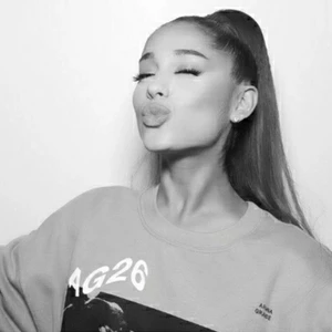 Köper av er - Hej alla! Är det någon som har en shop med Ari saker? Hade gärna velat suporta olika små shoppar. Så skriv till mig om ni har några saker ni säljer🤍 Ha en fin dag! Hejdå😄