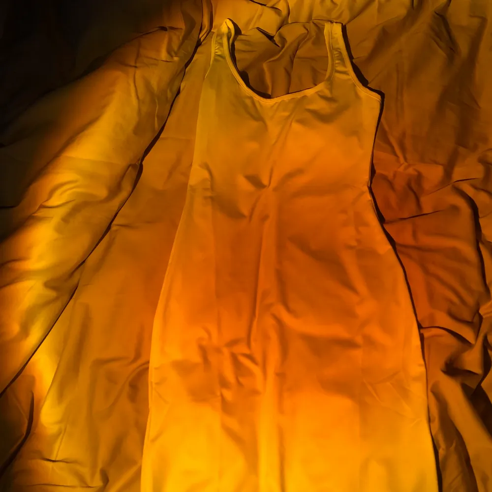En jätte fin neon klänning som aldrig är andvänd eller provad köpte ifrån LightInTheBox och är i strl S men stretchig! 💕. Klänningar.