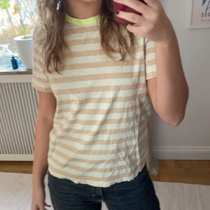 Arket t-shirt  - Randig arket t-shirt med gul krage i stl S