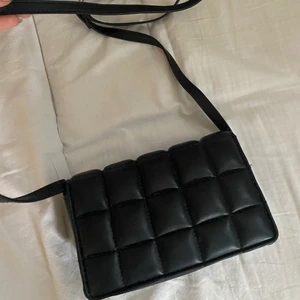 Väska  - Säljer min svarta väska från hm som jag köpte i somras 