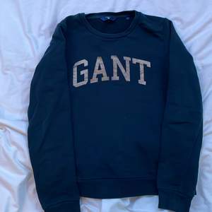 en snygg marinblå sweatshirt från Gant, i storlek s