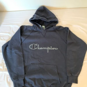 Champion Hoodie  - Champion Hoodie, Stl M i en navy-blå färg. Är man ute efter en oversized look så passar den bra från Stl XS-M. Frakt ingår ej men kan mötas upp i Göteborg eller skickas med postnord (spårbar)