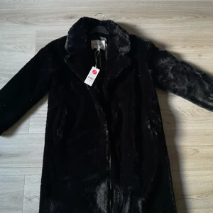 PÄLSJACKA, CARIN WESTER.  - En helt ny pälsjacka från märket Carin Wester. Storlek 36. Helt oanvänd, pga att jag slutade använda denna typen av jackor så fort jag köpte den. Pris och fraktkostnad kan diskuteras. Edu intresserad så skriv bara😀😀 #carin #wester #plsjacka #jacka #pälsjacka #fauxfur jacka