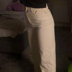 Ett par as fina vita högmidjade jeans från Gina som inte kommer till användning. Använd 2 gånger! Köp direkt för 130+66kr frakt💗