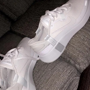 Nike sneakers - Säljer dessa helt orörda sneakers som inte är använd en enda gång då ja fick för stor storlek, kan skicka fler bilder vid kontakt❣️👟