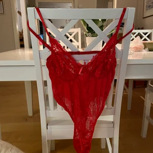 Röd Spetsbody - Jättesnygg body i storlek S, superbra passform, oanvänd! Budgivning startar på 50 kr 💗