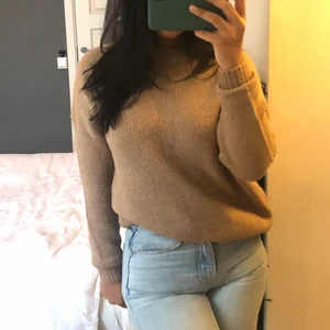 Brun stickad tröja - Mysig brun stickad tröja i storlek XS/S. Sparsamt använd, som ny.