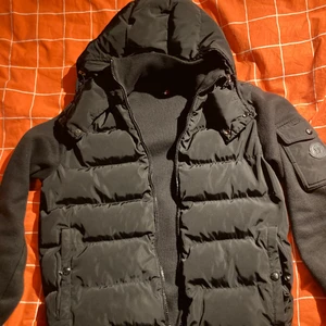 Moncler jacka storlek 2 - Jackan är i mycket bra skick och ja, den är äkta ! Den är i storlek två vilket i moncler motsvarar S, jag går att styla till många olika stilar. Köpte jackan för 2 månader sedan. Skriv om du är intresserad 🕰🌞
