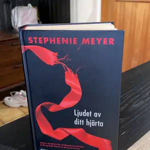 Den tredje boken i twilight serien ljudet av ditt hjärta (eclipse) skriven av Stephenie Meyer 