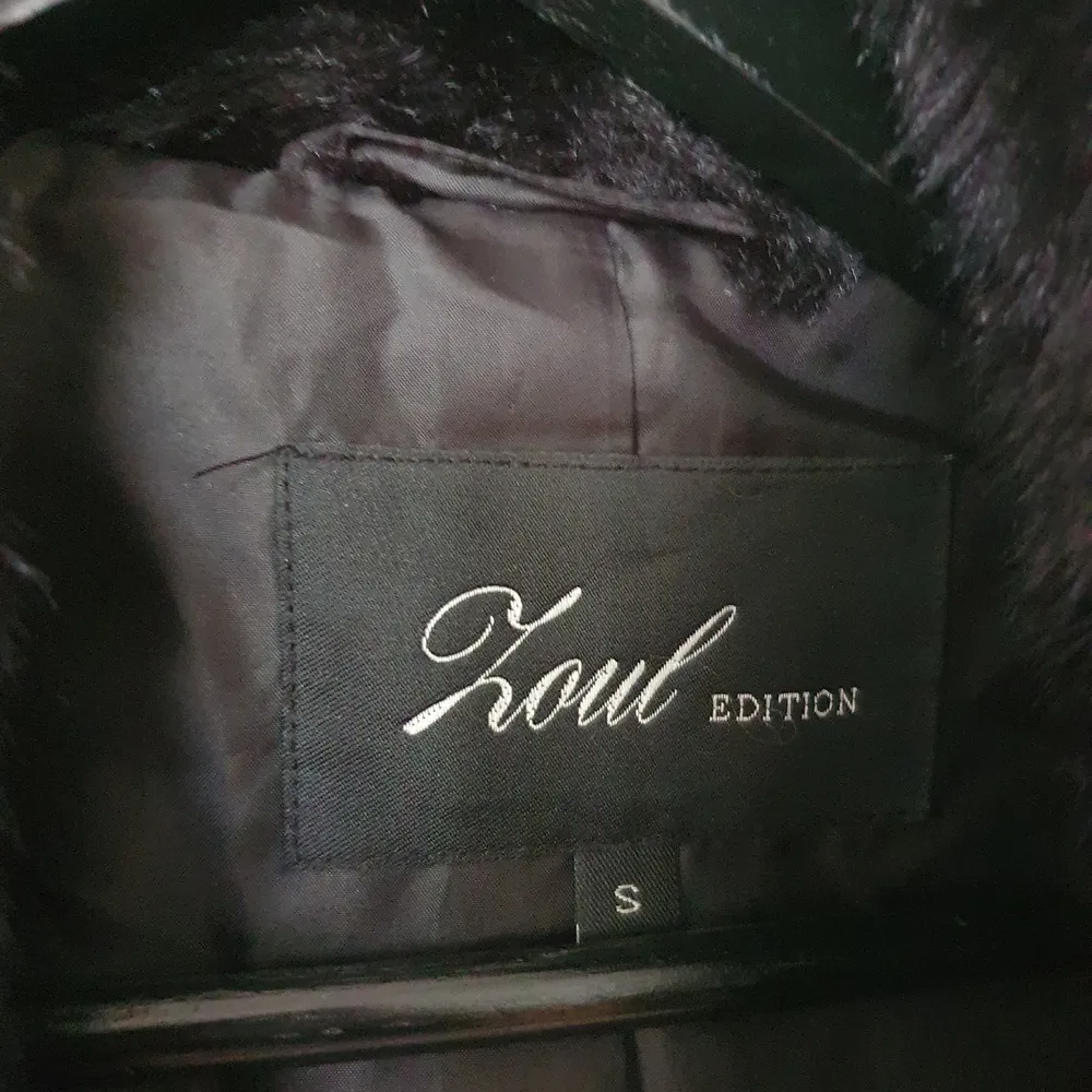 Super soft fake furt coat never worn. Size S but fits M as wellwith no proble.. Jackor.