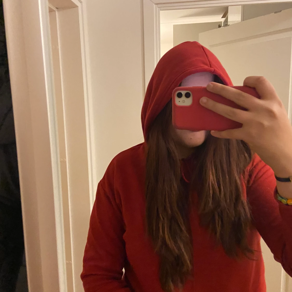 En röd hoodie med Luva och fick  - 90