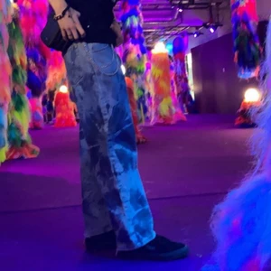 Wrangler tie dye jeans - Storlek 36 x 29 relaxad fitt     Dom är lite slitna där nere men annars i bra skick