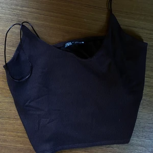 Linne - Kort, mörkbrunt linne med tunna band från Zara 🤎