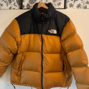 The North Face; jacka  - Storlek XL. Jackan är köpt första halvan detta år när det plötsligt blev kallt och snön kom. Använd därför endast ett fåtal gånger! Jackan är alltså helt i nyskick! Skickas spårbart.  Fler bilder kan skickas. 