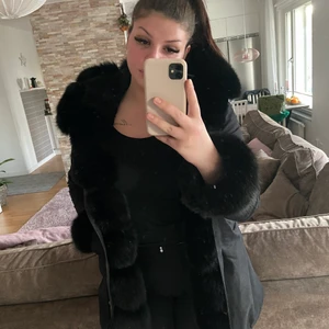 Vinterjacka storlek 40 - Modellen på jackan heter fiona parkas, är använd 1 vinter i bra sick. Man kan ta av pälsen (äkta päls) är väldigt varm och extremt snygg. Kan användas om vinter, höst och vår jacka. Jag köpte den för 4000