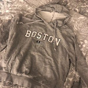 Grå Hoodie - Grå hoodie från Gina, använd fåtal gånger och jättefint skick. Storlek xs men passar även s skulle jag säga. Priset kan diskuteras 💓