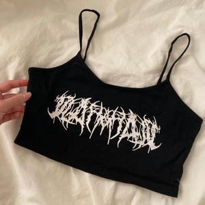 Kort topp - Kort linne från shein💗 köpt för ca 1 år sedan men aldrig använd o därav säljer jag den. Skicka privat vid frågor eller intresse💗