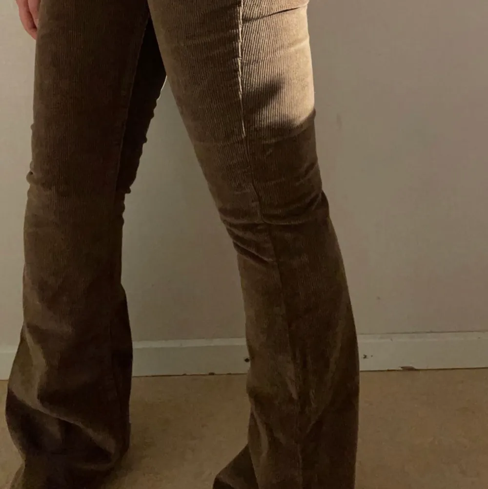 Jätte snygga jeans i färgen brun. Var tyvärr för små för mig. Original pris: 400kr. Jeansen är galet snygga i alla olika slags kroppsformer i storlek L/M :)💕 (dem är väldigt små i storleken därför hade dem även passat i storleken S. Nyskick!. Jeans & Byxor.