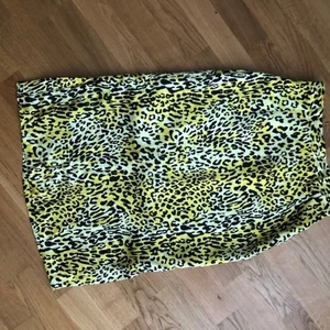 Leopard kjol  - Säljer denna knälånga kjol i storlek 36, från BAUM UND PFERDGARTEN. Nypris 2000 kr 