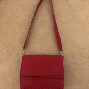 Röd axelväska  - Super fin väska som tyvärr inte kommer till användning köpt på plick av mig men från Gina från början tror jag 