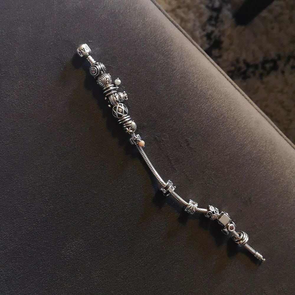 Säljer mitt pandora armband som det är. Eller styck på kulorna. Tyvär så kommer det inte till användning. Vissa kulor är med äkta guld och vit guld så dom är lite dyrare. Kulorna 200-450 beror på vilken. . Accessoarer.