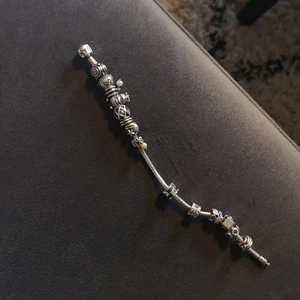 Pandora armband - Säljer mitt pandora armband som det är. Eller styck på kulorna. Tyvär så kommer det inte till användning. Vissa kulor är med äkta guld och vit guld så dom är lite dyrare. Kulorna 200-450 beror på vilken. 