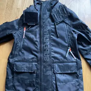 superdry snowboard coat used once no flaws size L suitable for people who are 1m80