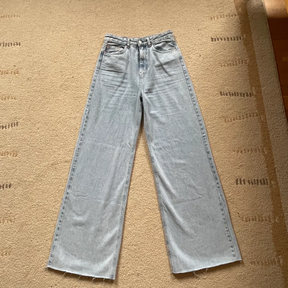 Vida jeans från stradivarius💙 har klippt av dem själv, passar mig som är 164 cm. Använda 1 gång. Jeans & Byxor.