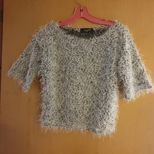 SUPERSNYGG GRÅ/VIT TRÖJA - Superfin topp från Sister plint,stl S,I grå/vitt.