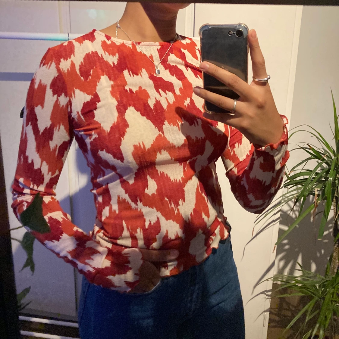 mönstrad röd och vit långärmad tröja