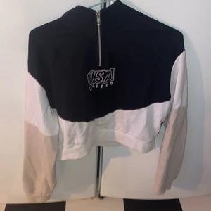 Hoodie - Säljer denna hoodie i strl Xs från hm. Använd ett fåtal ggr, så den är i nyskick. Hör av er om ni är intresserade💕