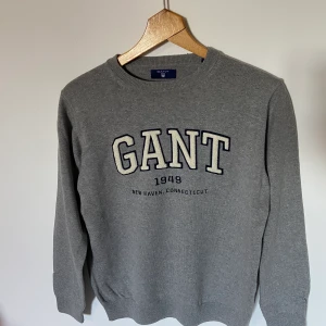 Gant tröja grå  - Grå gant tröja  Nypris: 1000kr Mitt pris: 300 Skick: 9/10 Storlek: S Väldigt mjuk och skönt material 