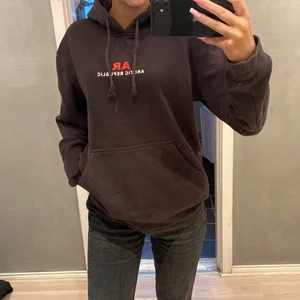 H&M EU S - En riktigt snygg hoodie från herravdelningen från H&M i EU S. Köpt för några år sedan fortfarande i riktigt bra skick! 150kr+frakt☺️  Skriv vid intresse eller frågor💖💗