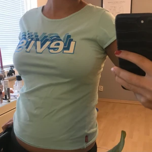 Levis T-shirt  - Levis T-shirt i storlek small. Väldigt gammal och 00s inspirerad tröja.