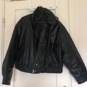 skinnjacka - aldrig använd :) 200kr inkl frakt