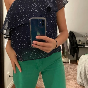 one shoulder 😍 - otroligt fin mörkblå one shoulder tröja med vita prickar! bra skick!
