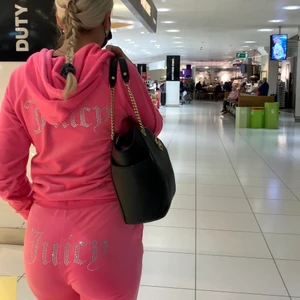 Juicy couture set cerise rosa NYSKICK - Säljer nu mitt juicy couture set i ”skrik” rosa färg, super snyggt, endast använt ca 3gr & de är endast tvättat 1gång så alla ”diamanter” är kvar & ingen färg är borta, jag verkligen älskar detta set!  KÖP DIREKT 1650kr , NYPRIS 2200kr