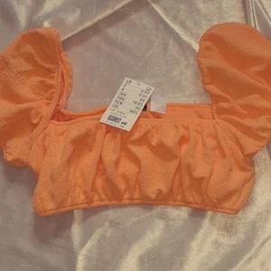 Topp från hm  - Korall/ orange fin sommar/fest topp ifrån hm. Köptes för 99 kr men har inte kommit till användning efter det. Köparen står för frakten, hör av dig vid frågor 🥰