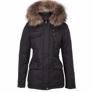 Jacka  - Säljer min fina vinter jacka eftersom den har blivit för liten på mig tyvärr. Jackan är 2 år gammal. Bra skick, inga fel på den, den värmer dig super bra, mjuka och sköna fickor och Äkta päls. Märket är Hollies Livingo Dunjacka. Köpte den för 2.499kr (rea) annars brukar den kosta runt 4.499kr. Mitt pris på jackan är 1.499kr. Jag möts endast i Malmö.