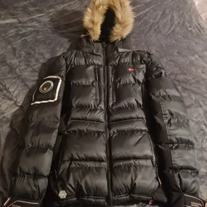 Geopgraphical norway dunjacka  - Varm dunjacka för kvinnor i storlek Medium varm jacka med äkta päls på luvan. Innne i jackan är den även fodrad med päls bild kan skickas på insidan av jackan om intresse finns. En bra jacka många fickor 2 bröst fickor och 2 sido fickor. Jackan är i bra skick, använd en halv vinter. Inga skador på jackan den är i nyskick jackan kosta 2300 och jag säljer den för 1400 snabbaffär. Kan fraktas med spårbart paket kostnaden för spårbart ligger på 160 kr. Extremt varm jacka.