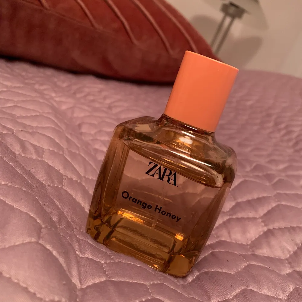 Zara parfym Orange Honey som är nyköpt. Jag känner att doften inte är så lik de jag brukar ha och därför säljer jag den vidare. Den är helt ny och är 100ml. Säljer den för 100kr. . Övrigt.