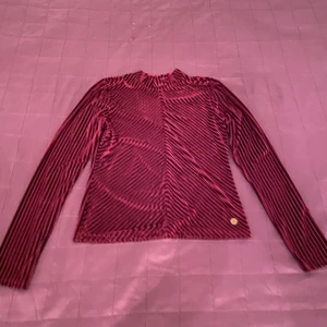 Långärmad topp  - En långärmad vinröd topp från Kappahl, har inte använt den så ofta, är i bra skick.