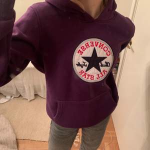 Cool hoodie från converse!! Den är i barnstorlek l så passar xs/s